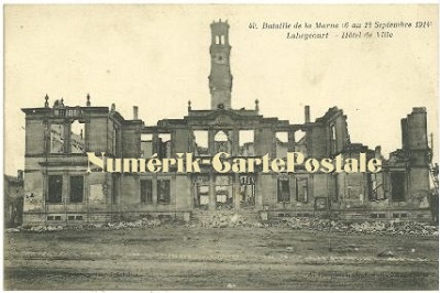 Laheycourt - L'Hôtel de ville après le bombardement