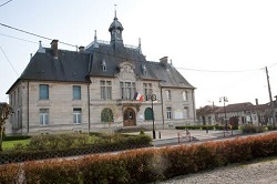 Laheycourt - L'Hôtel de ville en reconstruction après le bombardement