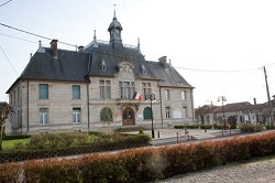 Laheycourt - L'Hôtel de ville après le bombardement