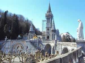 Lourdes - La Basilique et la Vierge Couronnée