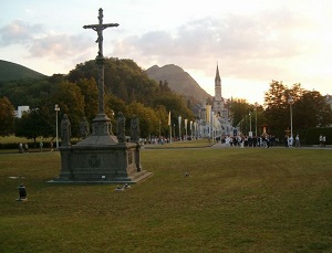 Lourdes - La Basilique, la statue Saint-Michel et le Calvaire Breton