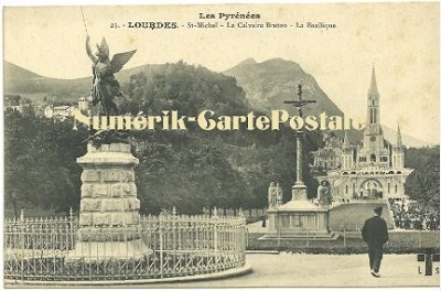 Lourdes - La Basilique, la statue Saint-Michel et le Calvaire Breton