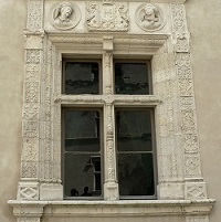 Pau - Fenêtre de la Cour d'Honneur du château